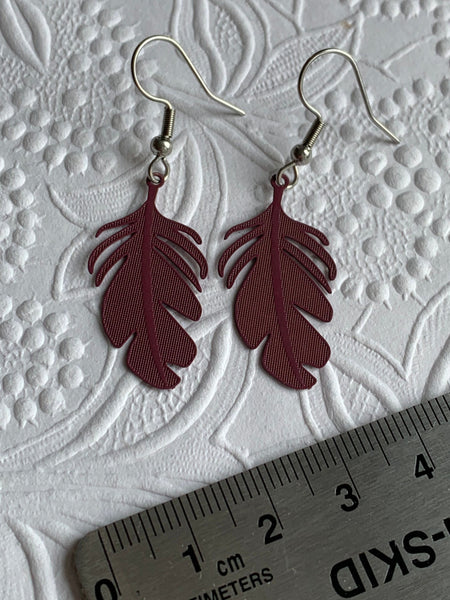 Boucles d’oreilles breloque plume rose fuchsia sur crochet alliage de métaux argent Comme un ange