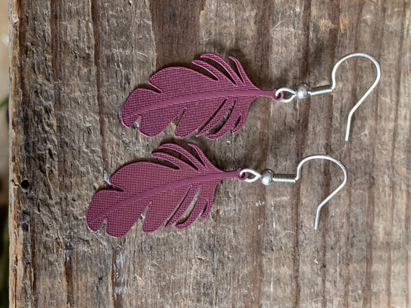 Boucles d’oreilles breloque plume rose fuchsia sur crochet alliage de métaux argent Comme un ange