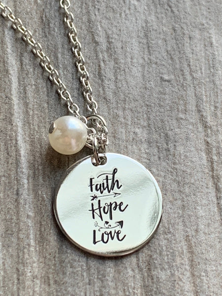 Collier breloque alliage de métaux argent miroir faith love hope et perle blanche Comme un ange