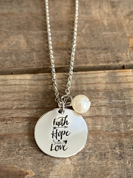 Collier breloque alliage de métaux argent miroir faith love hope et perle blanche Comme un ange