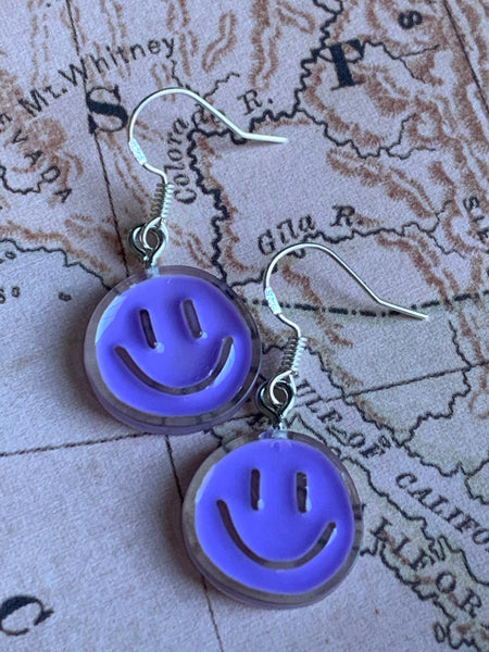 Boucles d’oreilles rose corail happy sourire règle numéro 1 toujours avoir du plaisir Comme un ange