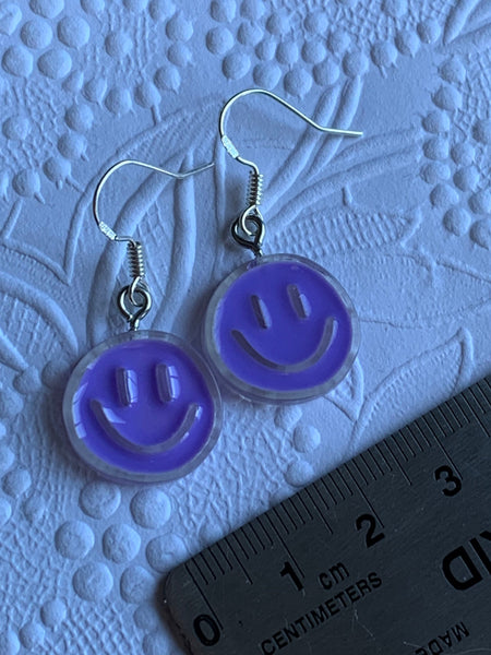 Boucles d’oreilles rose corail happy sourire règle numéro 1 toujours avoir du plaisir Comme un ange