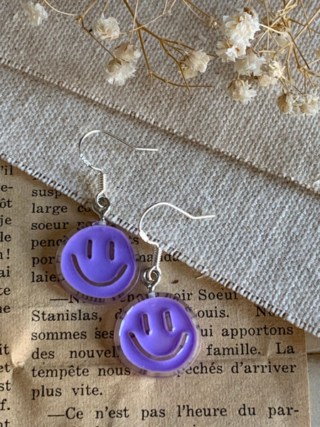Boucles d’oreilles rose corail happy sourire règle numéro 1 toujours avoir du plaisir Comme un ange