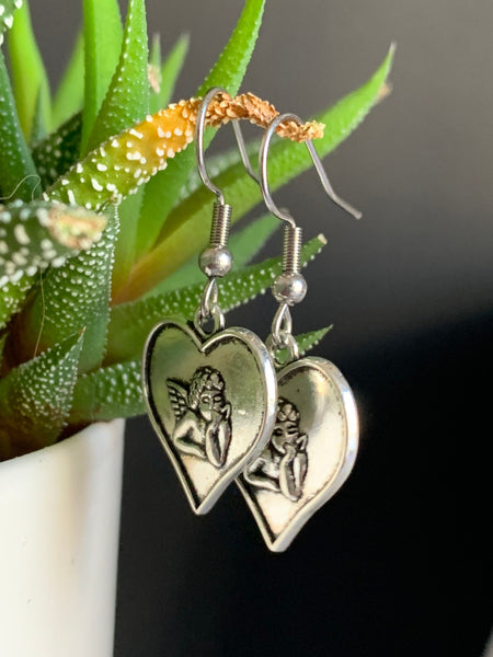 Boucles d’oreilles breloque coeur avec petit ange alliage de métaux argent Comme un ange