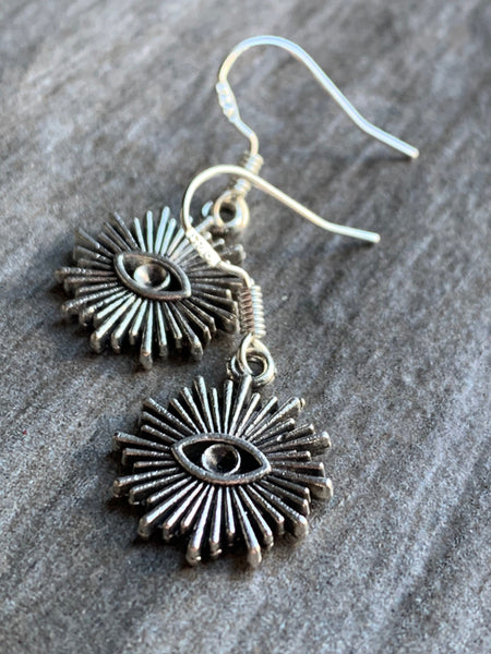 Boucles d’oreilles breloque soleil avec un œil alliage de métaux argent Comme un ange