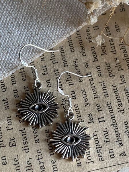 Boucles d’oreilles breloque soleil avec un œil alliage de métaux argent Comme un ange