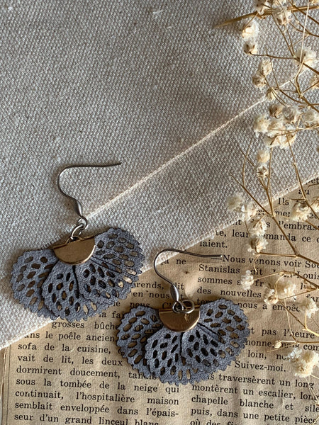 Boucles d’oreilles boho grise Comme un ange