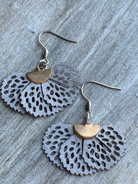 Boucles d’oreilles boho grise Comme un ange