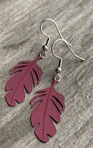 Boucles d’oreilles breloque plume rose fuchsia sur crochet alliage de métaux argent