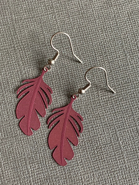 Boucles d’oreilles breloque plume rose fuchsia sur crochet alliage de métaux argent Comme un ange