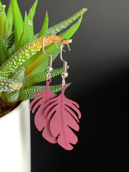 Boucles d’oreilles breloque plume rose fuchsia sur crochet alliage de métaux argent Comme un ange
