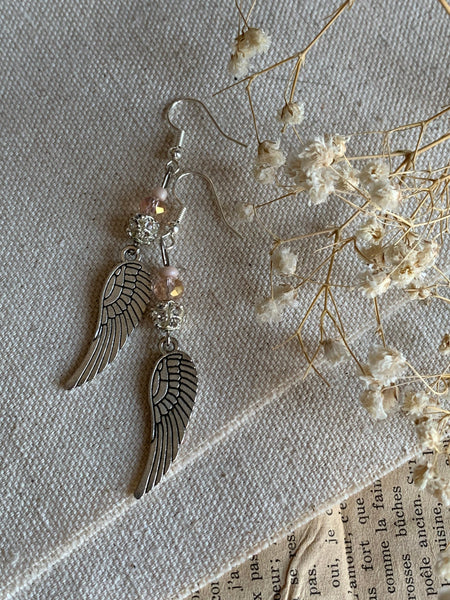 Boucles d’oreilles breloque aile d’ange et billes roses alliage de métaux argent Comme un ange