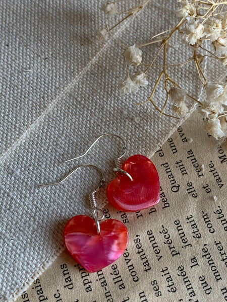 Boucles d’oreilles breloque coeur en résine rouge Comme un ange