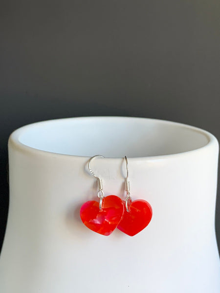Boucles d’oreilles breloque coeur en résine rouge Comme un ange