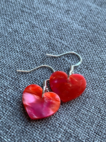 Boucles d’oreilles breloque coeur en résine rouge Comme un ange