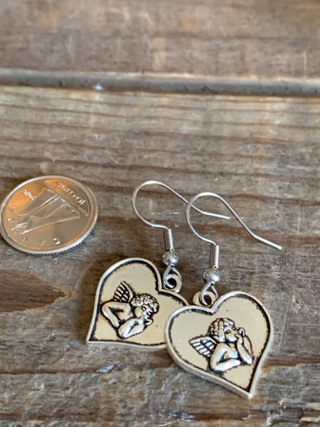 Boucles d’oreilles breloque coeur avec petit ange alliage de métaux argent Comme un ange