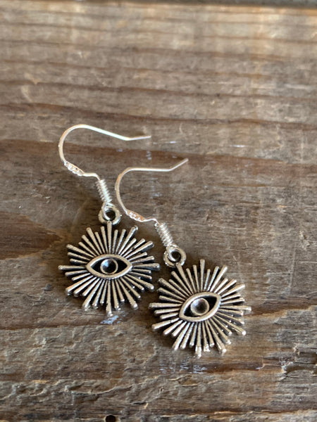 Boucles d’oreilles breloque soleil avec un œil alliage de métaux argent Comme un ange