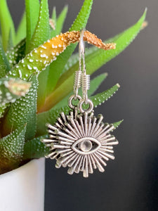 Boucles d’oreilles breloque soleil avec un œil alliage de métaux argent Comme un ange