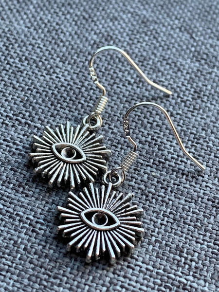 Boucles d’oreilles breloque soleil avec un œil alliage de métaux argent Comme un ange