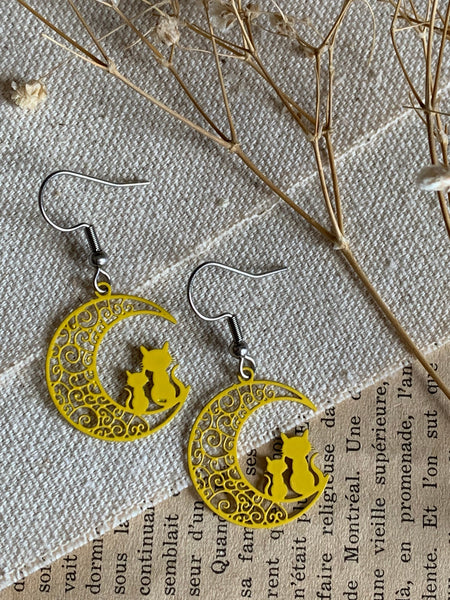 Boucles d’oreilles breloque chat sur la lune jaune sur crochet alliage de métaux argent Comme un ange