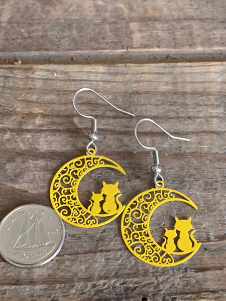 Boucles d’oreilles breloque chat sur la lune jaune sur crochet alliage de métaux argent Comme un ange