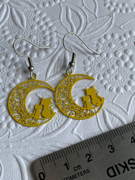Boucles d’oreilles breloque chat sur la lune jaune sur crochet alliage de métaux argent Comme un ange
