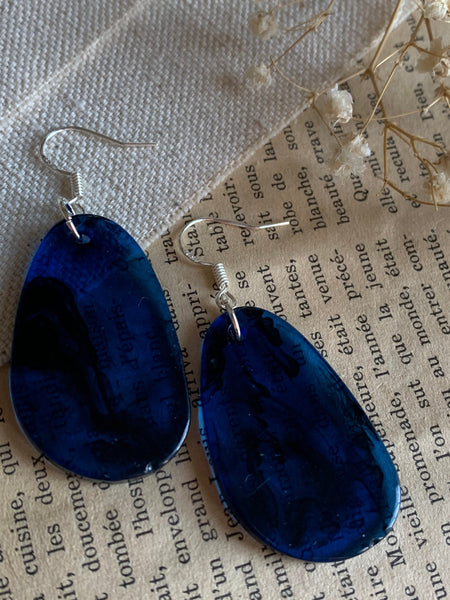 Boucles d’oreilles breloque de résine bleue sur crochet alliage de métaux argent Comme un ange