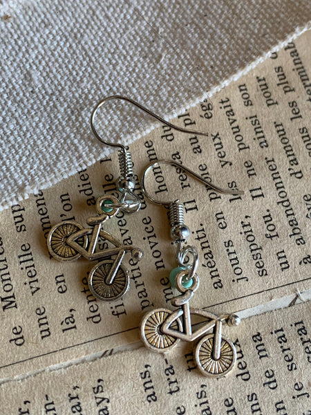 Boucles d’oreilles breloque vélo bicyclette argent et billes de résine turquoise Comme un ange