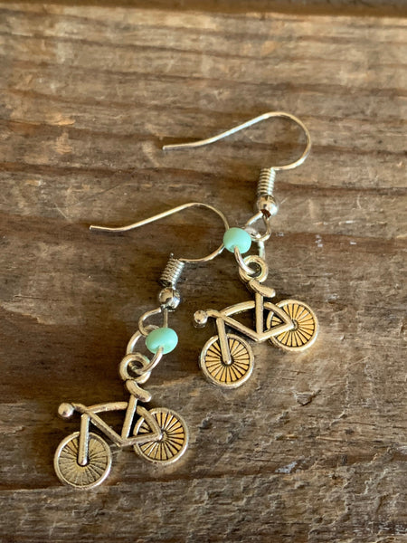 Boucles d’oreilles breloque vélo bicyclette argent et billes de résine turquoise Comme un ange