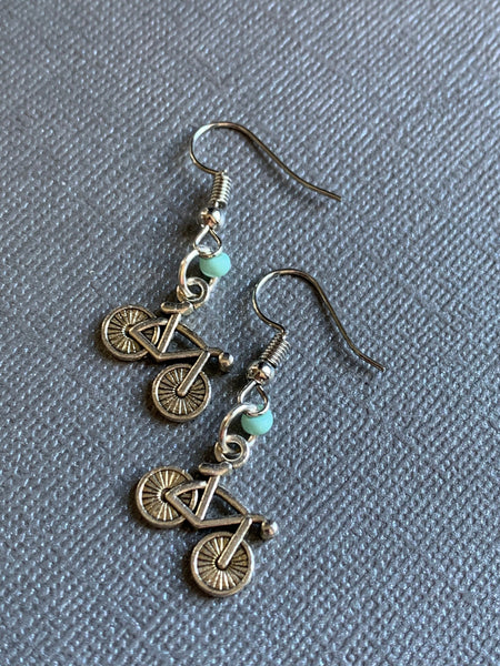 Boucles d’oreilles breloque vélo bicyclette argent et billes de résine turquoise Comme un ange