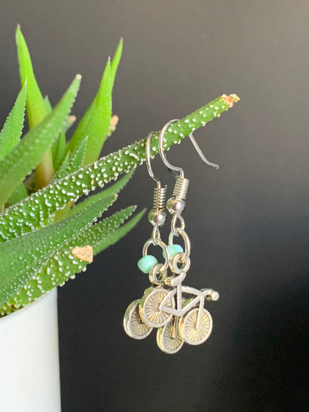 Boucles d’oreilles breloque vélo bicyclette argent et billes de résine turquoise Comme un ange