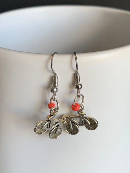 Boucles d’oreilles breloque vélo bicyclette argent sur crochet alliage de métaux argent et billes de résine corail Comme un ange