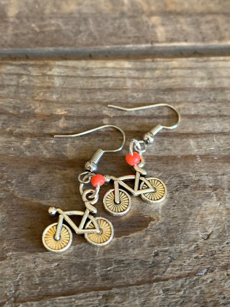 Boucles d’oreilles breloque vélo bicyclette argent sur crochet alliage de métaux argent et billes de résine corail Comme un ange