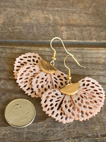 Boucles d’oreilles breloque en tissu rose et alliage de métaux or Comme un ange