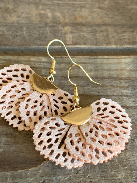 Boucles d’oreilles breloque en tissu rose et alliage de métaux or Comme un ange