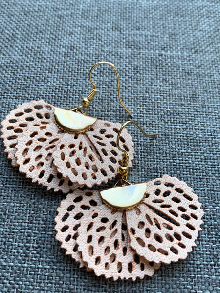 Boucles d’oreilles breloque en tissu rose et alliage de métaux or Comme un ange