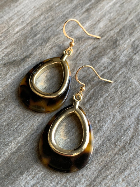 Boucles d’oreilles breloque en résine marbrées brunes et or Comme un ange