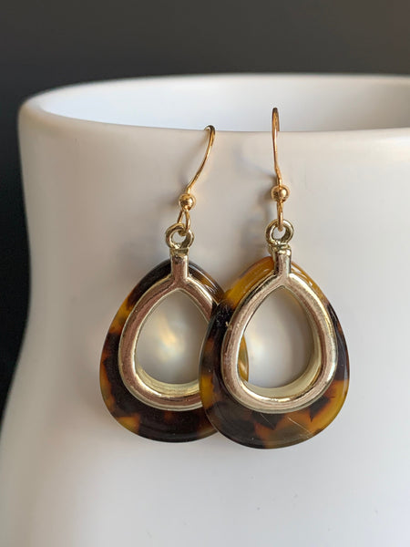 Boucles d’oreilles breloque en résine marbrées brunes et or Comme un ange