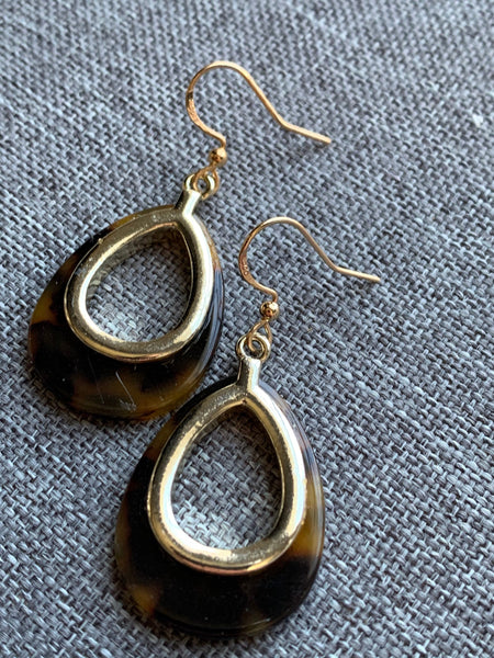 Boucles d’oreilles breloque en résine marbrées brunes et or Comme un ange