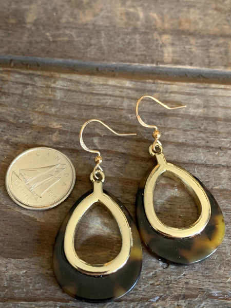 Boucles d’oreilles breloque en résine marbrées brunes et or Comme un ange