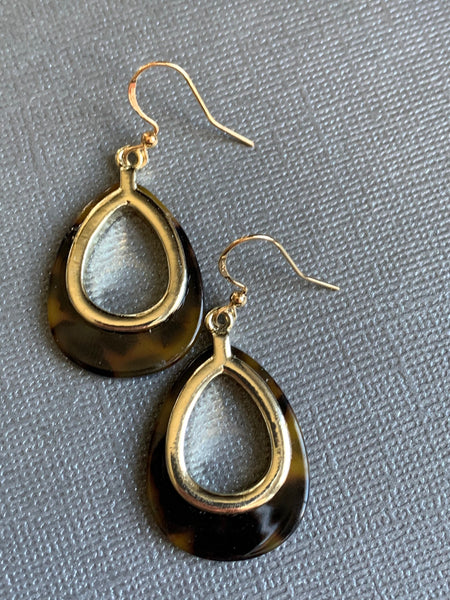 Boucles d’oreilles breloque en résine marbrées brunes et or Comme un ange