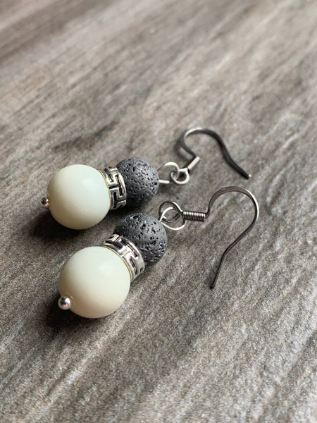 Boucles d’oreilles billes blanche et pierre de lave grise bijoux diffuseur aromathérapie crochet en stainless Comme un ange
