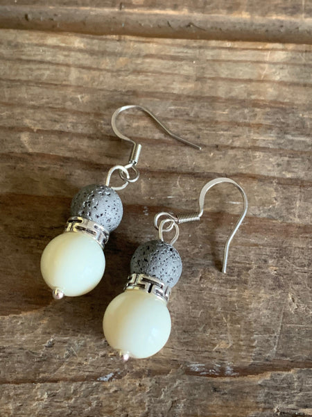 Boucles d’oreilles billes blanche et pierre de lave grise bijoux diffuseur aromathérapie crochet en stainless Comme un ange
