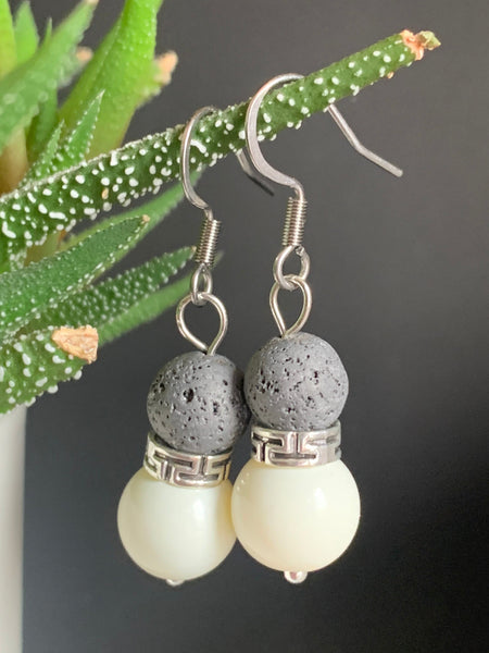 Boucles d’oreilles billes blanche et pierre de lave grise bijoux diffuseur aromathérapie crochet en stainless Comme un ange