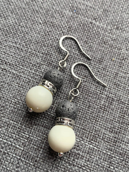 Boucles d’oreilles billes blanche et pierre de lave grise bijoux diffuseur aromathérapie crochet en stainless Comme un ange
