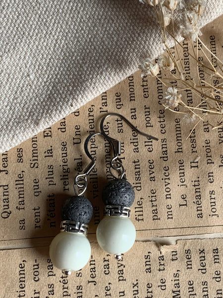 Boucles d’oreilles billes blanche et pierre de lave grise bijoux diffuseur aromathérapie crochet en stainless Comme un ange