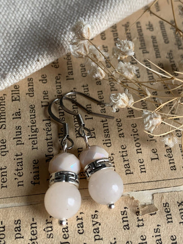 Boucles d’oreilles billes de verre rosé et billes de résine rose pâle sur crochet en stainless Comme un ange