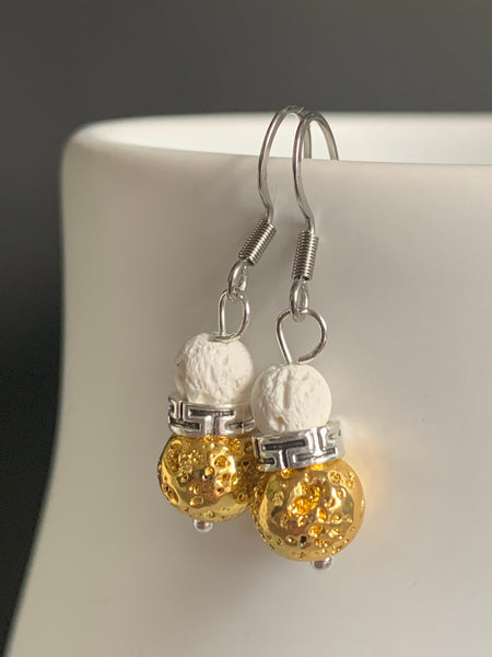 Boucles d’oreilles pierre de lave blanche et pierre lave ton or  sur crochet stainless bijoux diffuseur Comme un ange