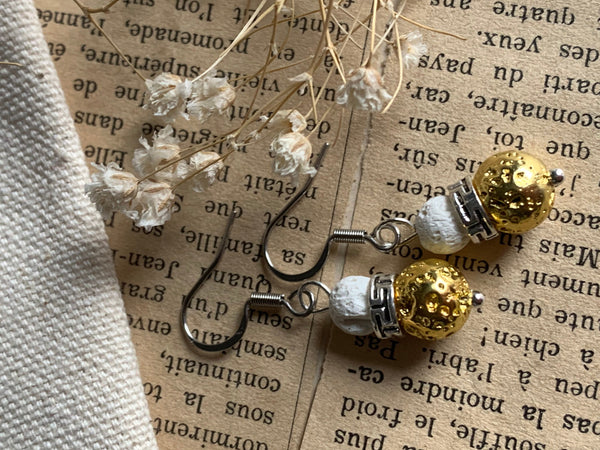 Boucles d’oreilles pierre de lave blanche et pierre lave ton or  sur crochet stainless bijoux diffuseur Comme un ange