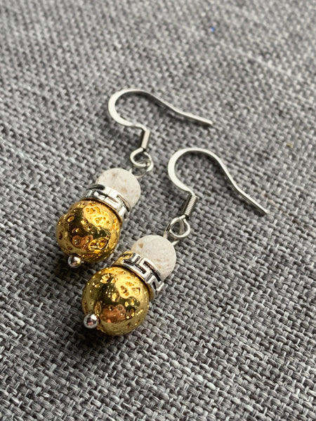 Boucles d’oreilles pierre de lave blanche et pierre lave ton or  sur crochet stainless bijoux diffuseur Comme un ange
